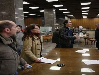 Εισβολή διαδηλωτών κατά των πλειστηριασμών σε τράπεζες - Τους «έκλεισαν» μέσα στην Τράπεζα της Ελλάδος (βίντεο)